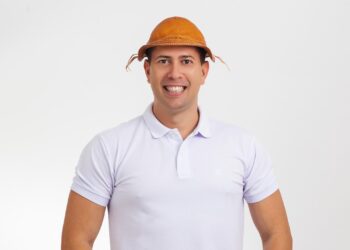 Armandinho (Solidariedade) vota pela primeira vez como candidato a prefeito de Caruaru