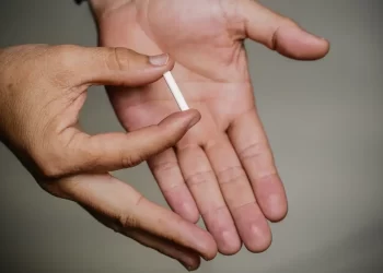 Manipulação e venda de implante hormonal é proibida no Brasil