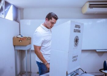 Candidato à reeleição, Rodrigo Pinheiro (PSDB), é o primeiro dos postulantes a votar em Caruaru