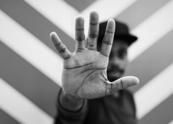 Mais de 5 mil violações de racismo e injúria racial foram registradas em 2024