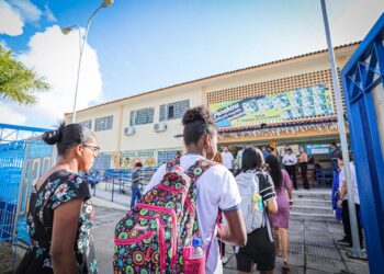 Projeto de lei que distribuirá tênis para alunos da rede pública é encaminhado à Alepe
