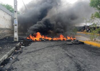 Feirantes realizam protesto por realocação de local de vendas