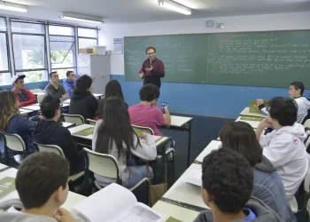 Proposta que proíbe escolas de recusar matrículas é aprovada pela Câmara