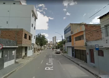 Trânsito é bloqueado para obra de esgotamento sanitário em caruaru