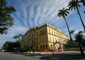 Governadora de Pernambuco decreta ponto facultativo no dia 2 de maio