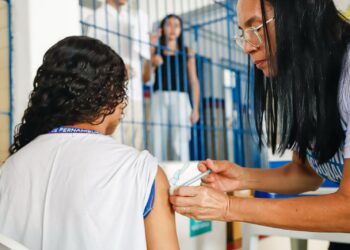 Governo de Pernambuco reforça a vacinação nas escolas a partir da segunda (28)
