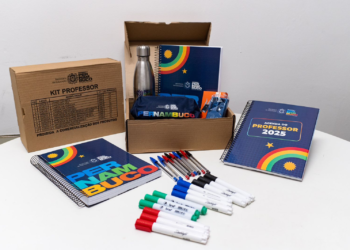 Governo de Pernambuco entrega Kit Professor para docentes