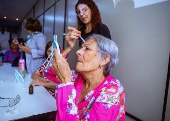 Mulheres idosas participam de curso de automaquiagem em Caruaru