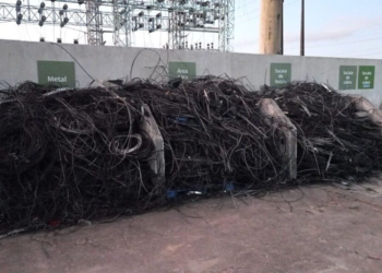 Operação remove 12 toneladas de materiais irregulares de postes em Caruaru