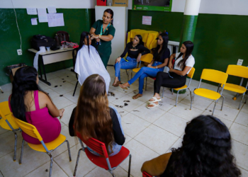 Oficina de corte e escovação de cabelos forma novas profissionais em Caruaru