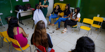 Oficina de corte e escovação de cabelos forma novas profissionais em Caruaru