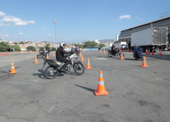 AMC oferta curso gratuito de pilotagem defensiva para motociclistas