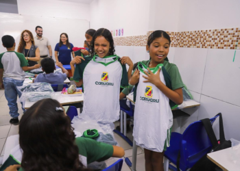 Kit fardamento e Kit escola são entregues para alunos da Rede Municipal de Ensino em Caruaru
