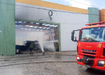 Incêndio segue ativo em dois galpões, no bairro Indianópolis