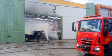 Incêndio segue ativo em dois galpões, no bairro Indianópolis