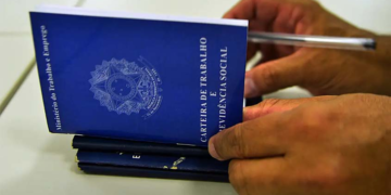 Brasileiros preferem empregos de carteira assinada, diz pesquisa