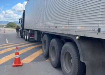PRF flagra caminhão com placas falsas em Caruaru