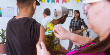 Catadores que atuam no São João de Caruaru participam de aulas de capacitação e vacinação