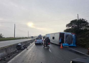 Ônibus tomba e deixa 16 feridos na BR-232, em Caruaru