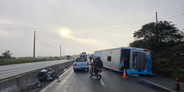 Ônibus tomba e deixa 16 feridos na BR-232, em Caruaru
