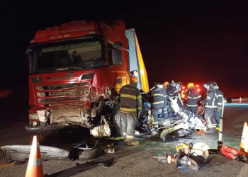 Colisão entre carro e carreta deixa mortos em São Caetano