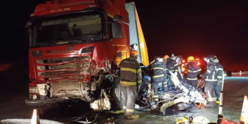 Colisão entre carro e carreta deixa mortos em São Caetano