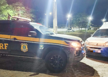 Furgão entra em fuga contra PRF em Caruaru