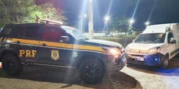 Furgão entra em fuga contra PRF em Caruaru